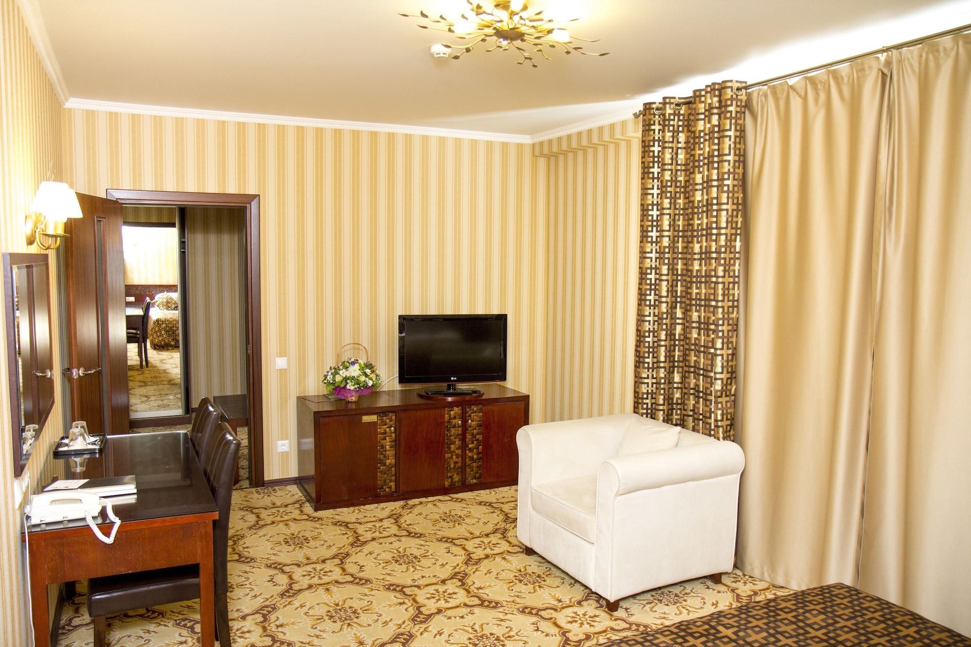 Klassik Hotel キシナウ エクステリア 写真