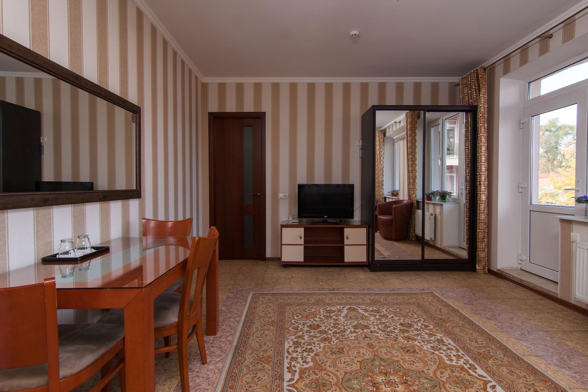 Klassik Hotel キシナウ エクステリア 写真