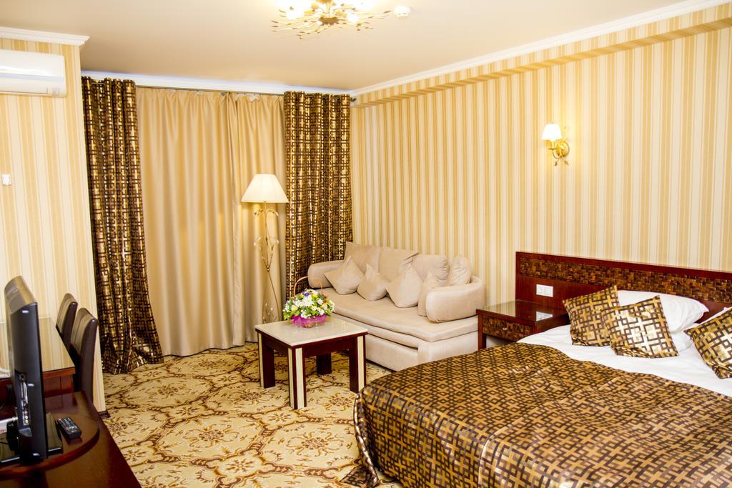 Klassik Hotel キシナウ エクステリア 写真